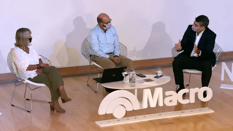 Silvia Torres del IAE, el consultor Alejandro Melamed, y Francisco Muro, gerente de Distribución y Ventas de Banco Macro.