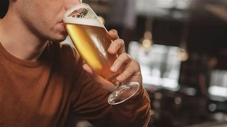 ¿Cómo convencer a los indecisos de vacunarse? La peculiar estrategia de Estados Unidos incluye cerveza, entradas y dinero