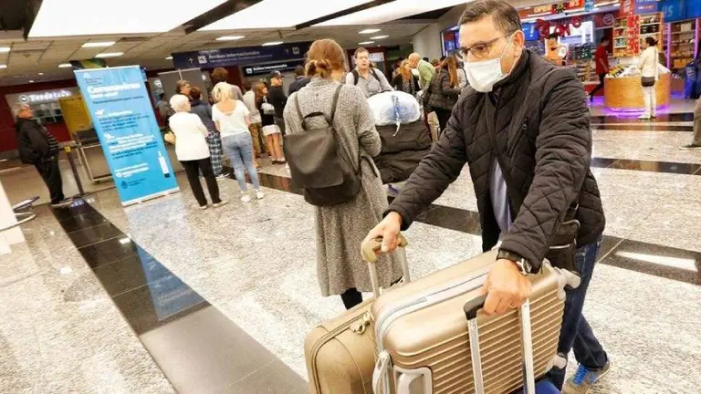 Más restricciones: reducirán ingreso de pasajeros por Ezeiza hasta un 70% y habrá cuarentena obligatoria de 10 días