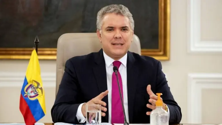 El presidente Iván Duque firma una ley que reducirá la jornada laboral en Colombia