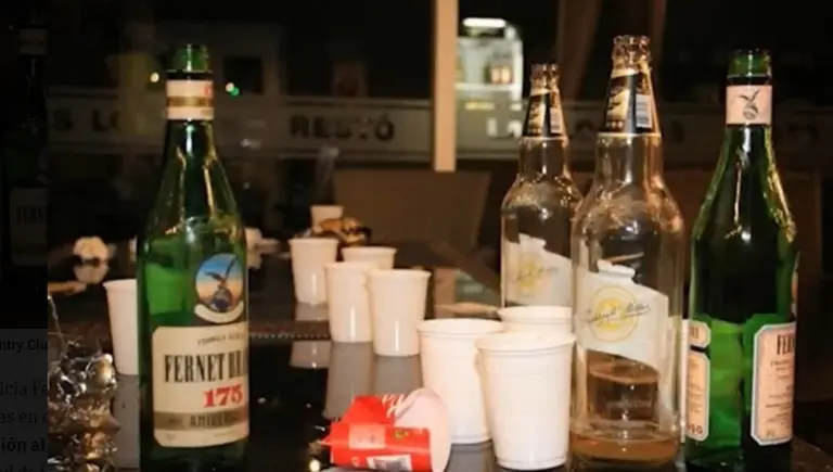 Fiestas clandestinas en el Conurbano: en un country, más de 100 personas huyeron por las canchas de tenis