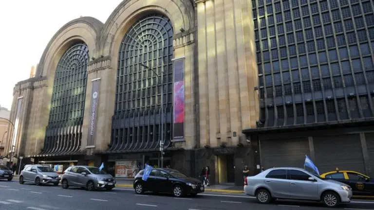 "Queremos trabajar": Comercio se moviliza al centro comercial Abasto en defensa de 40.000 empleos