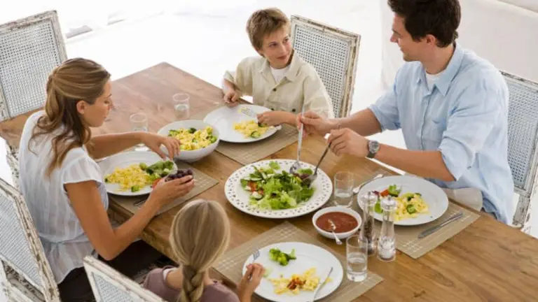 El hábito argentino de cenar tarde: por qué deberías adelantar tu última comida hoy mismo