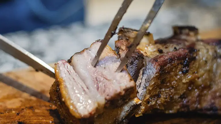 Por qué el asado es un plato representativo argentino y dónde podés comer las mejores parrilladas en Buenos Aires