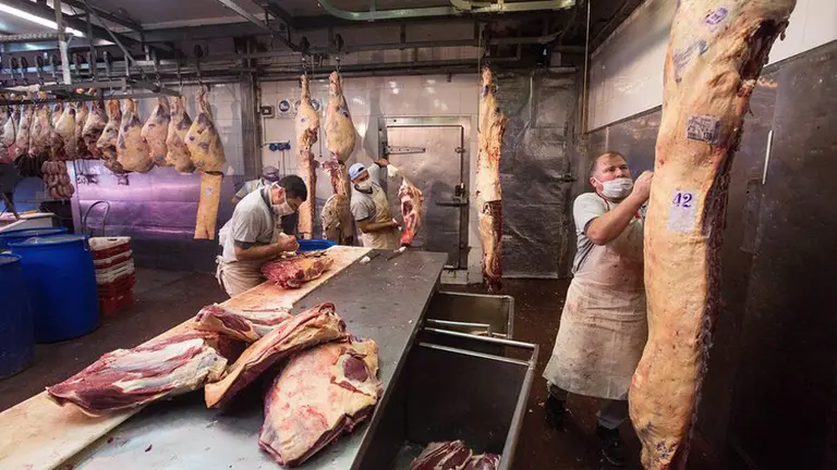 Cuáles son las maniobras que detectó la AFIP en los frigoríficos más grandes del país