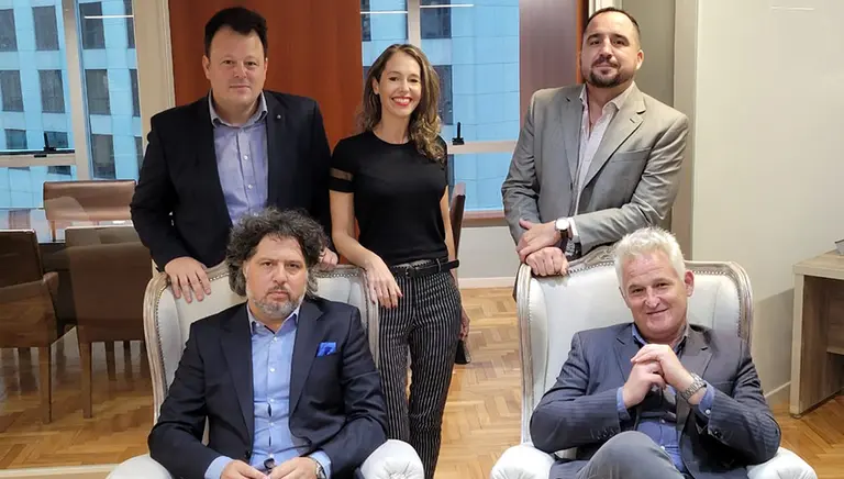 Decisión sin precedentes: una empresa argentina envió a sus empleados mayores de 40 a vacunarse a Miami