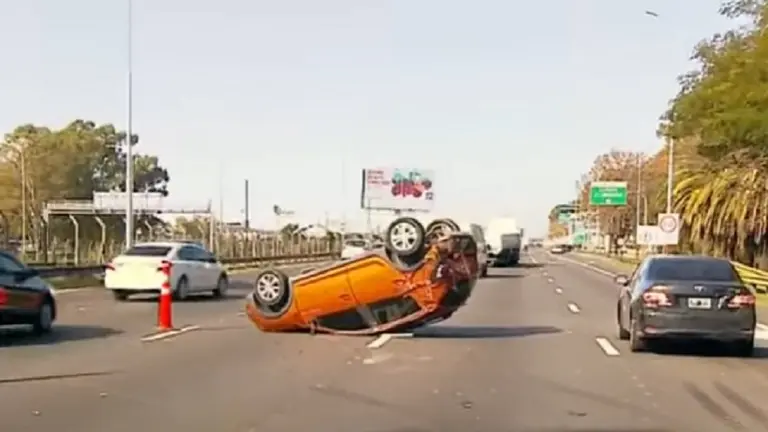 Video: impactante choque múltiple con vuelco en la avenida Lugones y cuatro personas heridas
