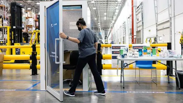 ¿Bienestar o explotación?: Amazon presentó estas polémicas cabinas para sus empleados
