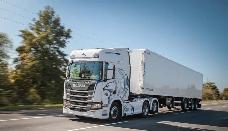 Scania lanzó una edición limitada por los 45 años en el país