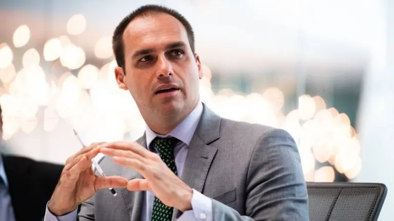 "El barco que se está hundiendo es el de la Argentina": la respuesta del hijo de Bolsonaro a Alberto Fernández