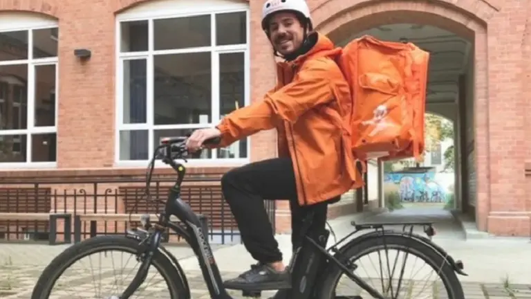 Un abogado argentino trabaja como delivery en Alemania: cuántos euros lleva juntados como propina