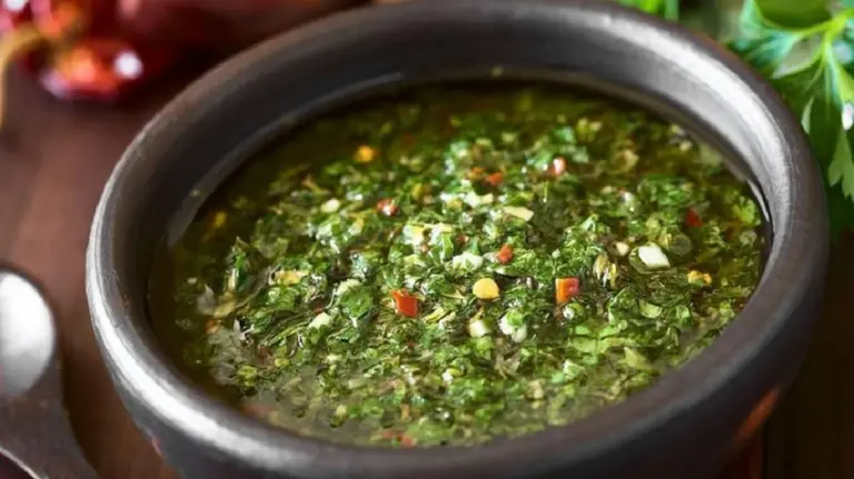 ¿Cuál es el origen del chimichurri, el aderezo que une a los argentinos?