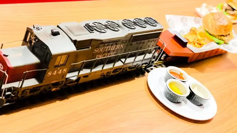 Un argentino que triunfó en México: materializó su proyecto de unir restaurantes y trenes