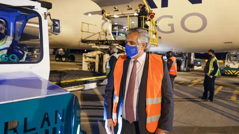 Con las vacunas de AstraZeneca que Alberto Fernández recibió en Ezeiza, Argentina superó las 20 millones de dosis