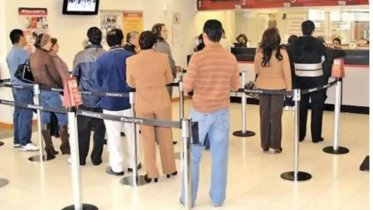 Este miércoles los bancos dejaron de atender al público a partir de las 11: hasta cuándo se extenderá el paro