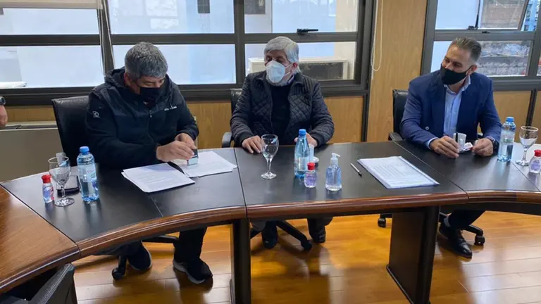 Moyano ganó la pulseada: firmó ajuste del 45% para camioneros y subió 10 puntos la pauta salarial oficial