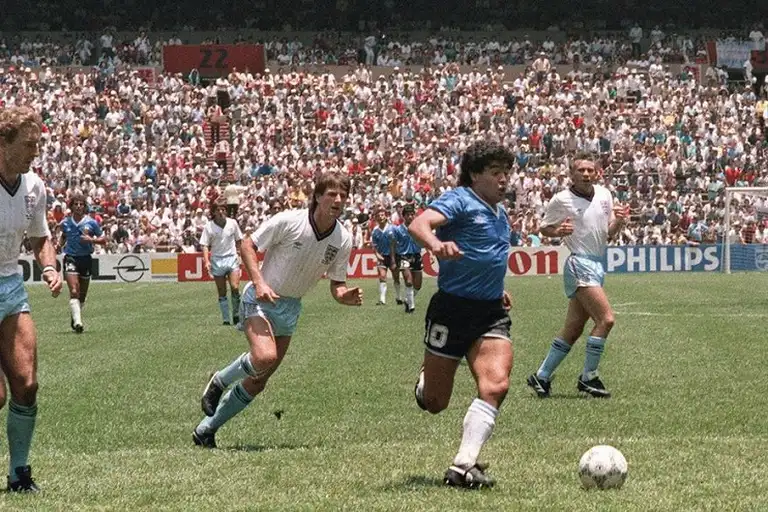 Un periodista calificó con "8" a Maradona contra los ingleses y 35 años después lo justifica
