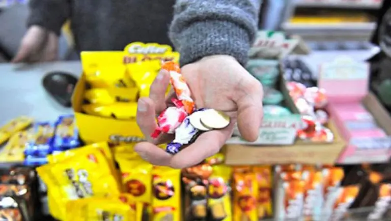 Consecuencia insólita de la crisis: por qué los kioscos ya no dan el vuelto en caramelos