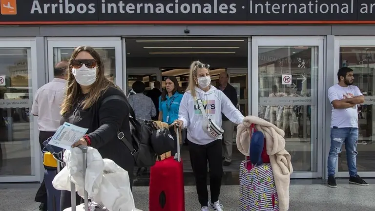 Caos total aéreo: el Gobierno decide quién aterriza, hay bronca de aerolíneas y ¿qué pasa con los cientos de varados?