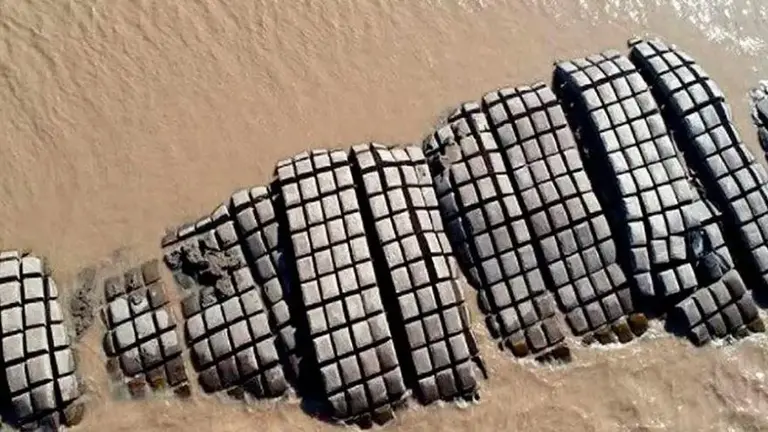 La bajante del Río Paraná dejó al descubierto la malla de contención del Túnel Subfluvial