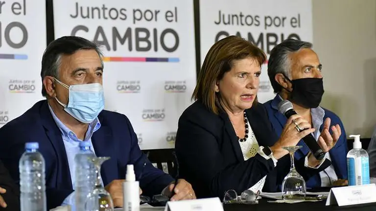 La oposición responsabiliza a la "guerra" que hay en el Gobierno por la renuncia de Guzmán