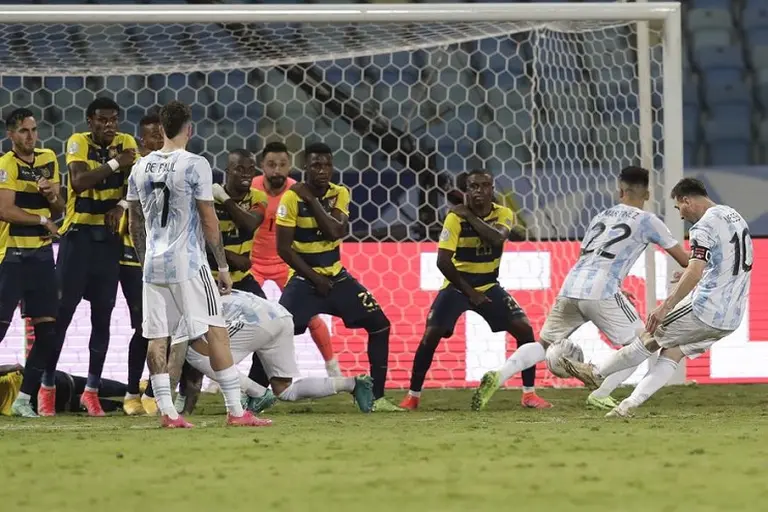 ¡Qué golazo! La imagen viral de Lionel Messi antes convertir de tiro libre frente a Ecuador