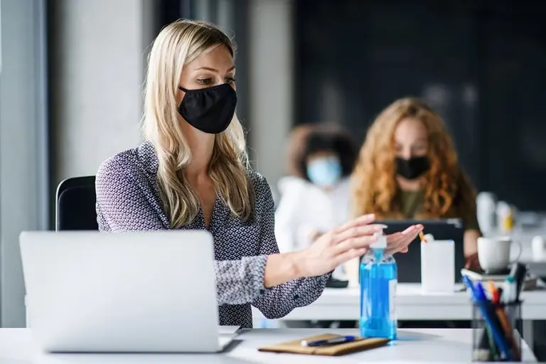 Volver a la oficina, un desafío mayor que el de haber dejado de ir, según The Economist