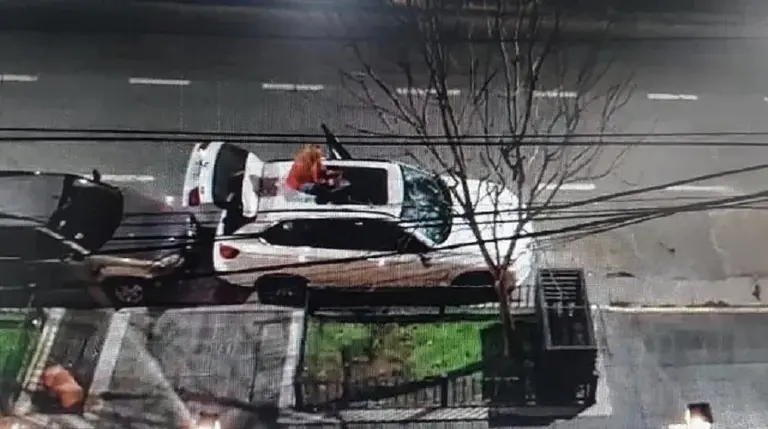 Fuera de sí, una mujer destrozó con un matafuegos la camioneta de un reconocido abogado