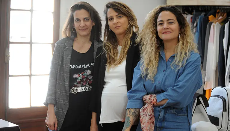 El negocio impensado: tres socias hacen piezas de diseño con desechos de la industria petrolera de Vaca Muerta