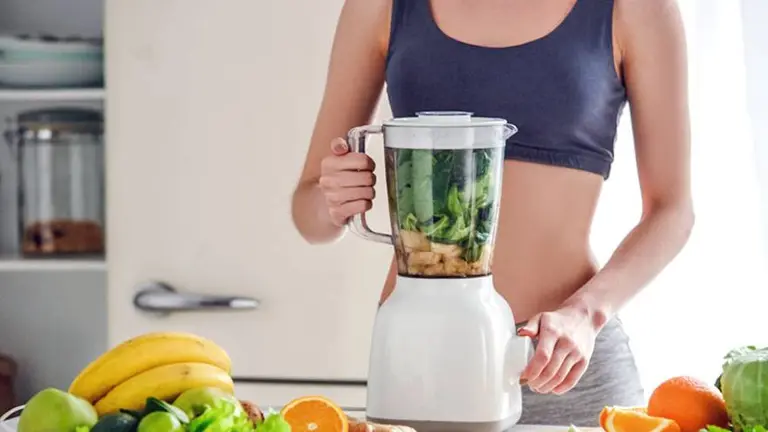 Alimentos que adelgazan o que engordan, batidos que desintoxican: los principales mitos sobre la alimentación