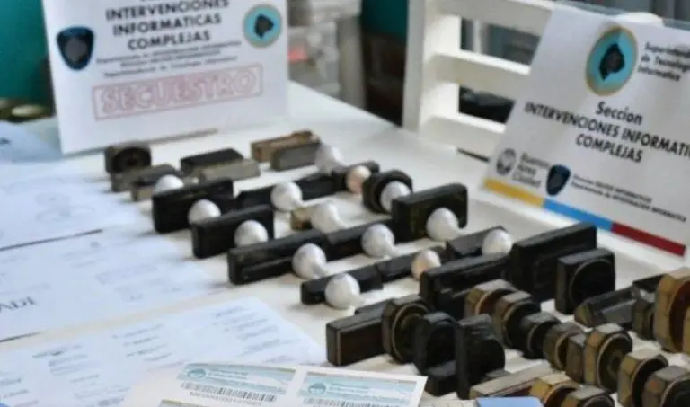 Desbaratan banda que vendía títulos universitarios "truchos" por Mercado Libre