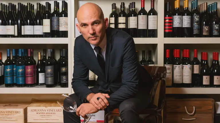 Es brasileño, se radicó en Argentina, trabajó como bachero y así se convirtió en un experto en vinos