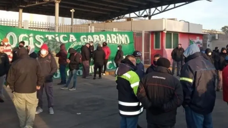 Garbarino, sin respiro: falta mercadería y Camioneros tomó un centro de distribución