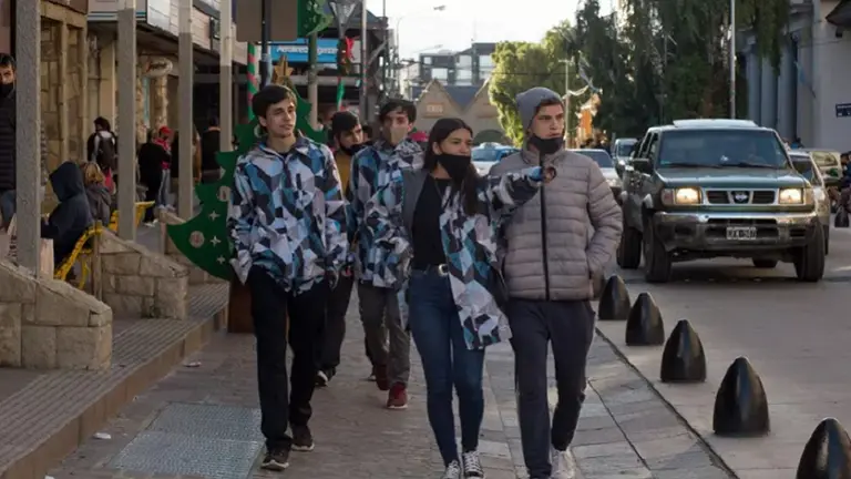 El Gobierno autorizó los viajes grupales: ¿hasta cuántas personas están permitidas?