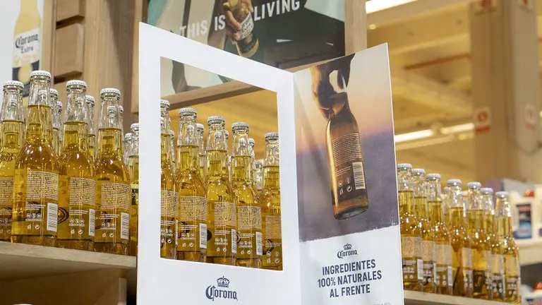 Cerveza Corona da vuelta su botella y pone los ingredientes al frente