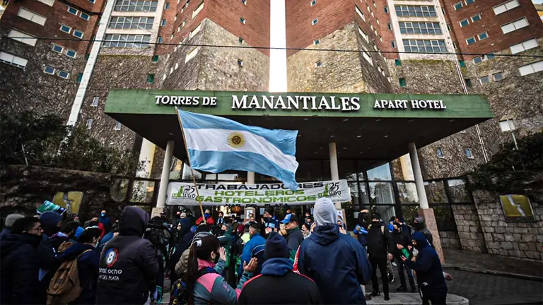 Torres de Manantiales: empleados protestaron contra los retiros voluntarios y pidieron conocer "qué va a pasar con la empresa"