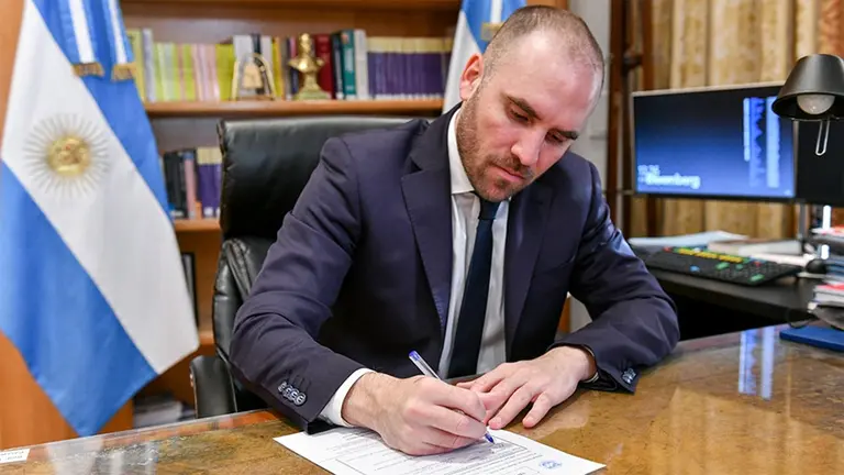 Guzmán dijo que no habrá devaluación y que trabaja para achicar la brecha cambiaria