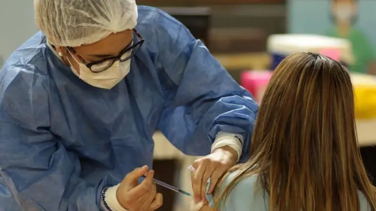 Argentina recibirá 400.000 dosis donadas por España: ¿de qué farmacéutica son y cuándo llegan?