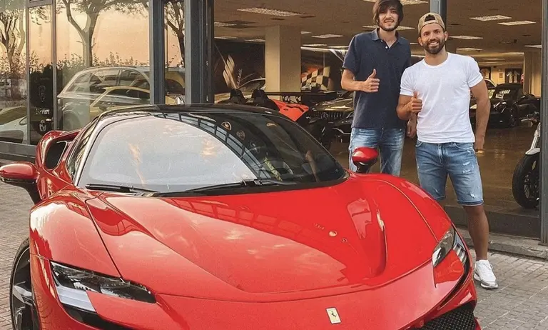 La imponente Ferrari SF90 Stradale que se compró el Kun Agüero apenas llegó a España