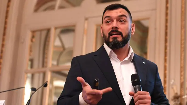 Emmanuel Álvarez Agis acusó a la oposición de querer hacer "explotar" la economía