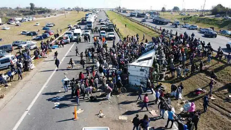 Video: descontrol y desesperación en el saqueo de un camión que volcó en la Panamericana en Zárate