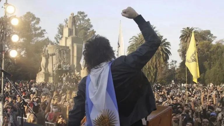 Como un rockstar y con el "batimóvil libertario", Milei lanzó su campaña