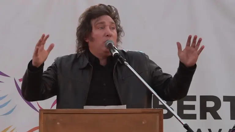 El "fenómeno" Milei no se detiene: una multitud lo acompañó en un acto en Liniers