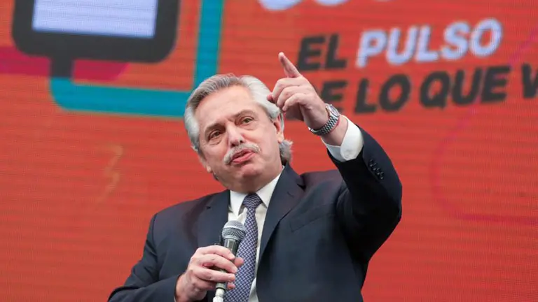Fernández ratificó que Internet será un servicio público "para que no nos estafen ni nos roben con las tarifas"