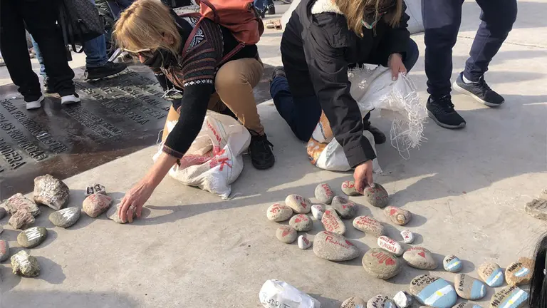 Se realizó la Marcha de las Piedras, en homenaje y reclamo por las víctimas del Covid-19