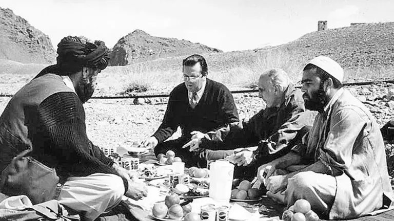 Historia de una foto: el empresario argentino que se sentó en el desierto a negociar con los talibanes