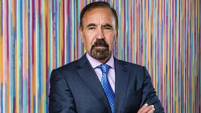 Uno de los argentinos más ricos del mundo pasa el cargo de presidente de la empresa a su hijo