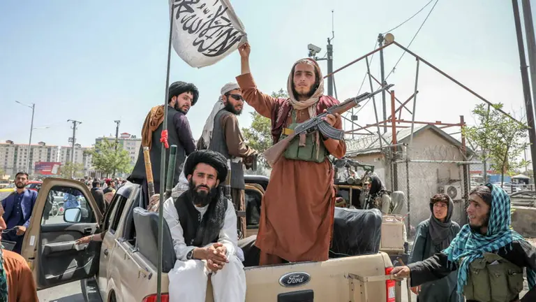 Los talibanes condenaron a muerte al hermano del traductor afgano que ayudó a las tropas de EE.UU.