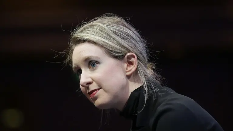 De emprendedora brillante a estafadora: Elizabeth Holmes ingresa a prisión para cumplir una condena de 11 años