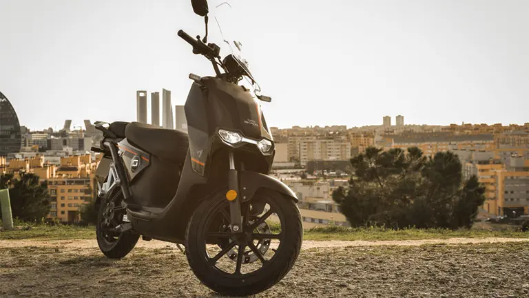 Movilidad sostenible: qué banco lanza un plan de financiación para comprar motos eléctricas
